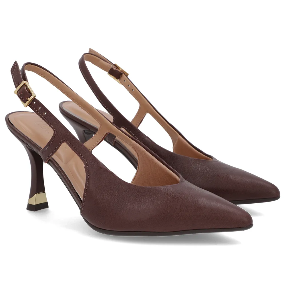 Slingback Marrom com Tira Lateral em Couro Texturizado Elegante